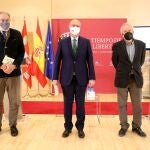 El presidente de las Cortes y de la Fundación de Castilla y León, Luis Fuentes, presenta la exposición ‘Comuneros. 500 años’, enmarcada en los actos de celebración del V Centenario del Movimiento Comunero, acompañado por el comisario de la exposición, Eliseo de Pablos