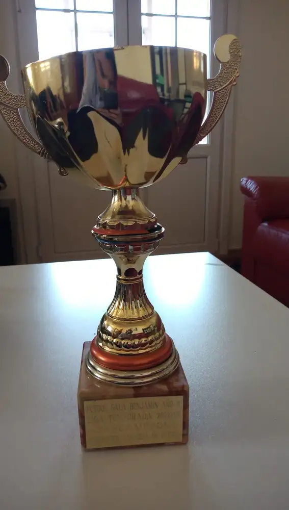 La Copa de subcampeón de Iñaki Williams con el Club Natación