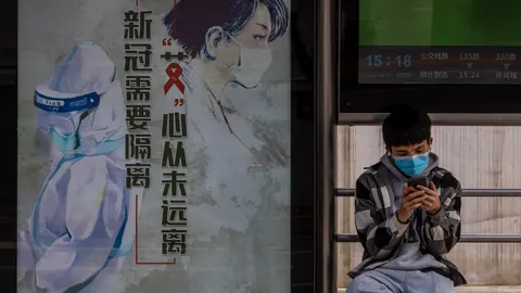 Un joven espera el autobús en Shanghai