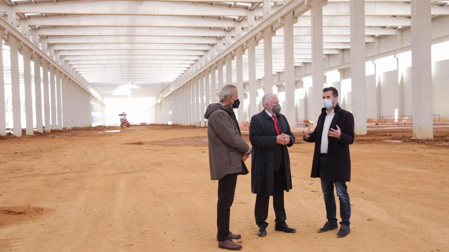 El secretario regional del PSOE, Luis Tudanca visita la empresa LatemAluminium en Villabrázaro (Zamora)