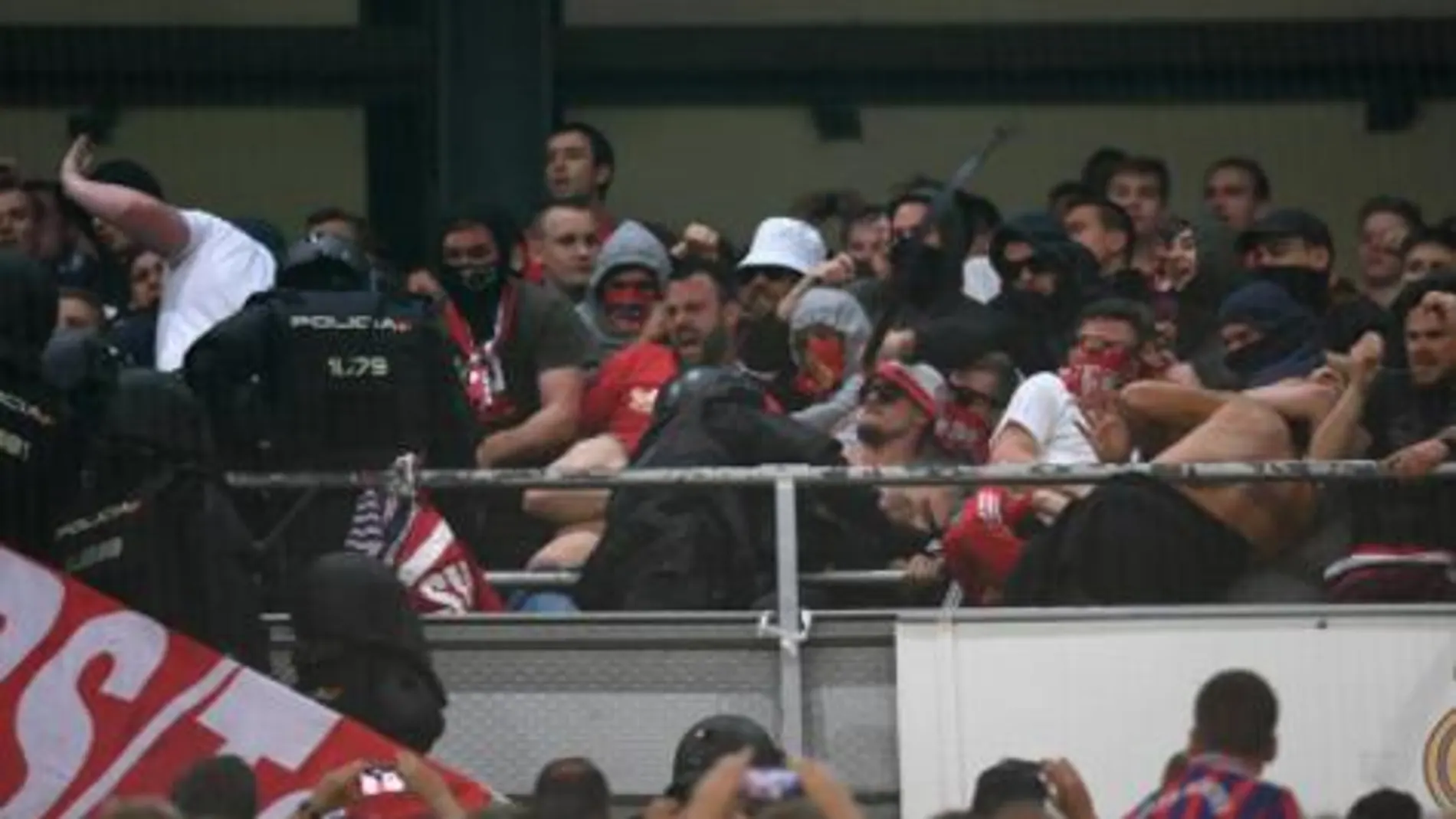 Carga policial contra los hinchas del Bayern en el Santiago Bernabéu