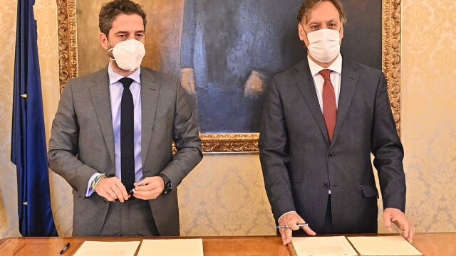 El alcalde de Salamanca, Carlos García Carbayo, y el presidente de Iberaval, César Pontvianne, renuevan el acuerdo