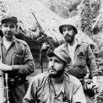 Fidel Castro con su hermano Raul y Camilo Cienfuegos en las montañas del este de Cuba