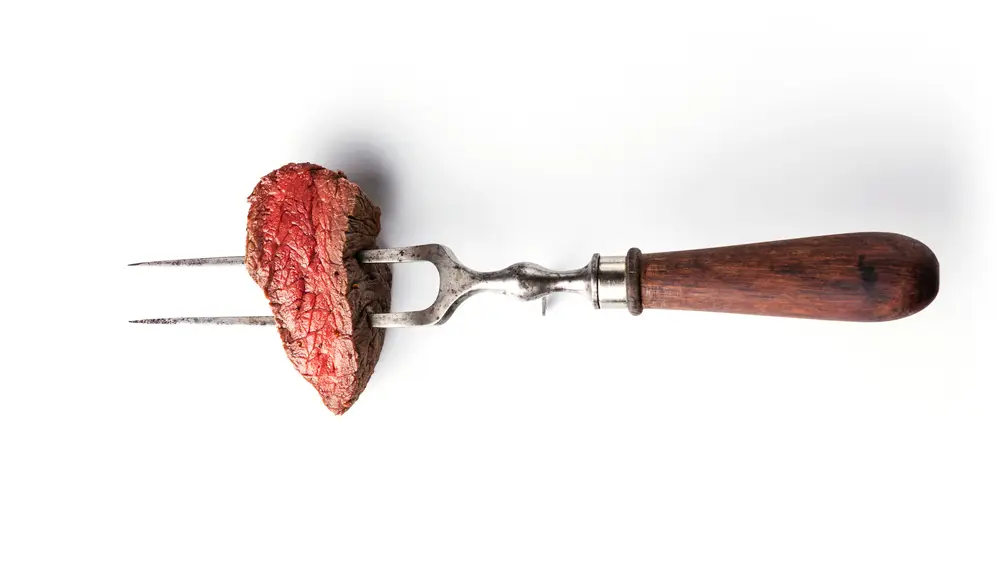 Carne trinchada en un tenedor