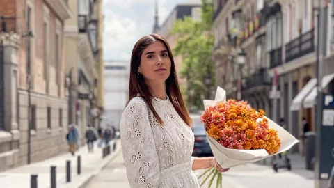 Mery Turiel con vestido blanco