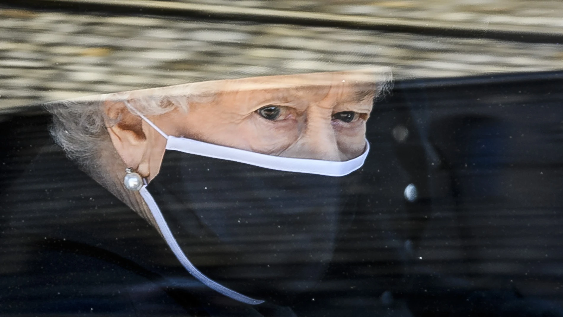 La Reina Isabel II, a la salida del funeral del duque de Edimburgo. (Leon Neal/Pool via AP)