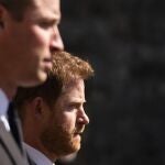 El duque de Cambridge y el príncipe Harry caminan durante la procesión real en el funeral del duque de Edimburgo ayer en el Castillo de Windsor
