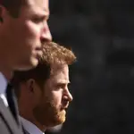 El duque de Cambridge y el príncipe Harry caminan durante la procesión real en el funeral del duque de Edimburgo ayer en el Castillo de Windsor