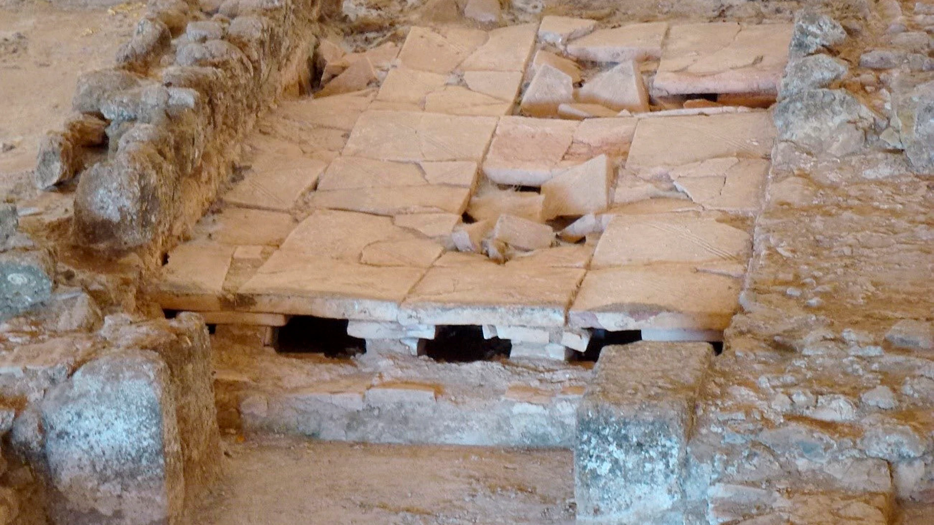 Estructura de un hipocausto (espacio calefactado) en la villa tardorromana de La Dehesa, en Cuevas de Soria