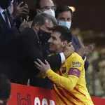 Joan Laporta abraza a Messi después de conquistar la Copa