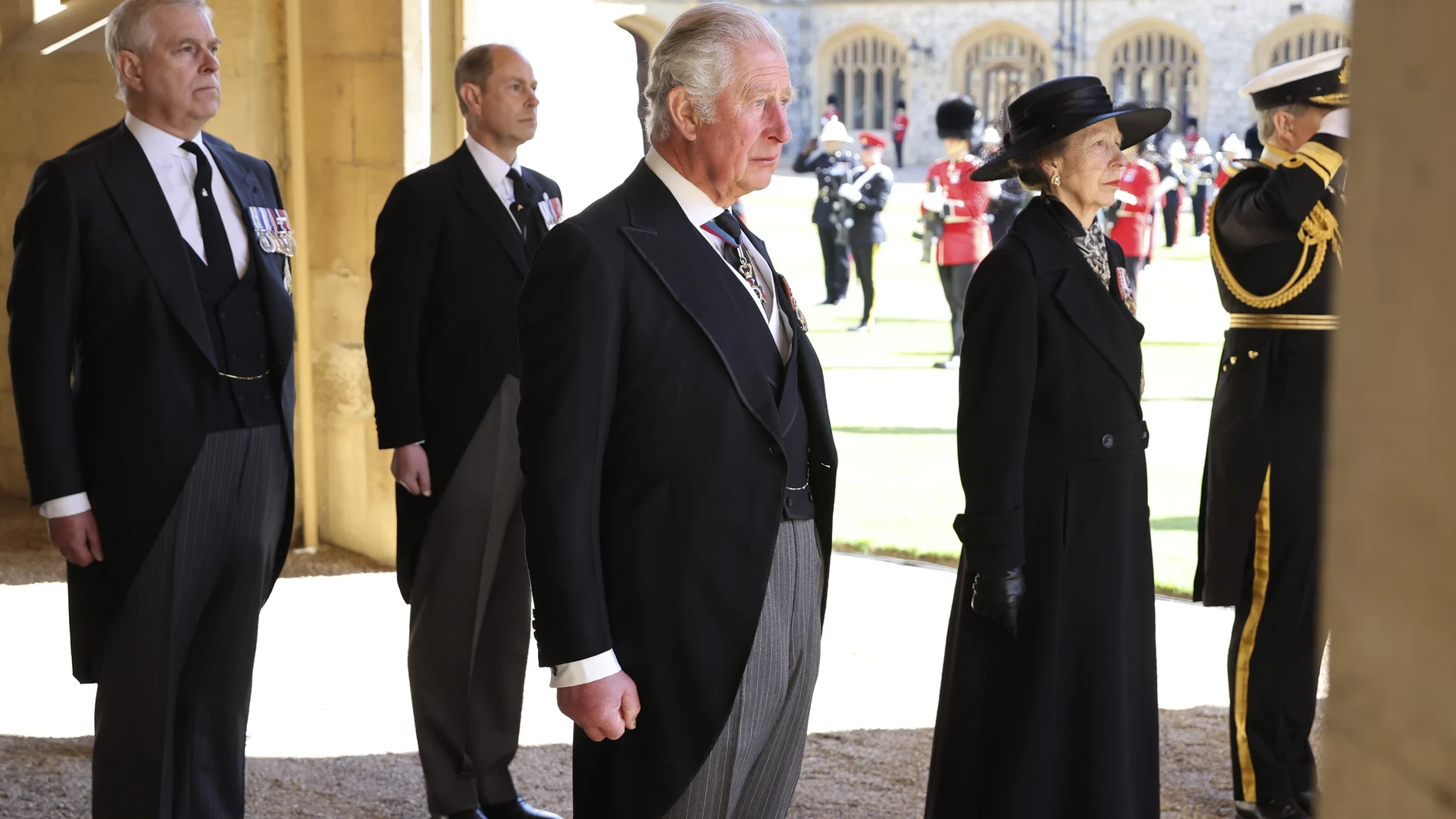Los cuatro hijos del duque de Edimburgo. Desde la izquierda el príncipe Andrés, el príncipe Eduardo (quien hereda el título de su padre), el príncipe Carlos y la princesa Ana hoy en la capilla San Jorge de Windsor