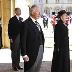 Los cuatro hijos del duque de Edimburgo. Desde la izquierda el príncipe Andrés, el príncipe Eduardo (quien hereda el título de su padre), el príncipe Carlos y la princesa Ana hoy en la capilla San Jorge de Windsor
