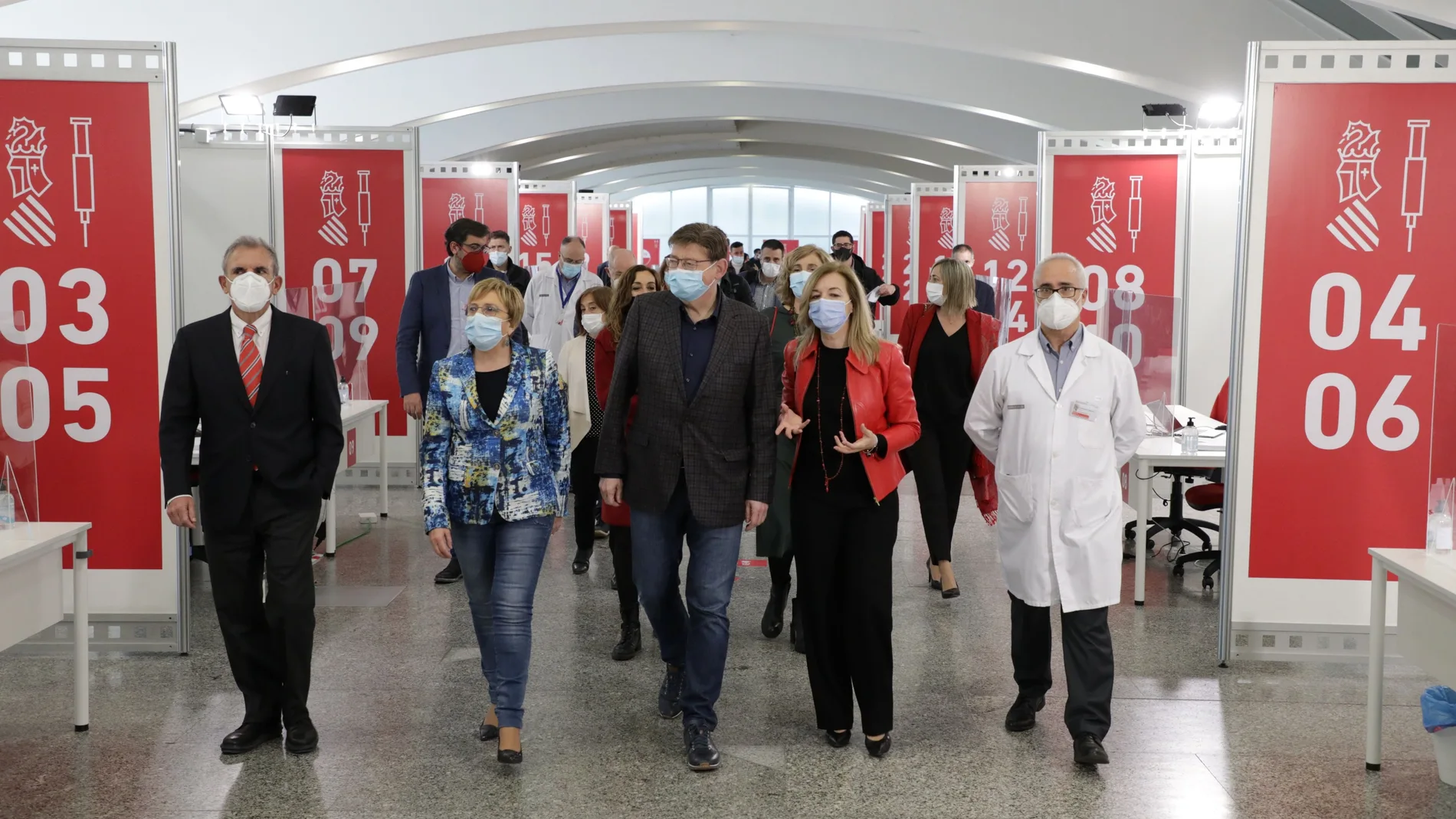 El presidente de la Generalitat, Ximo Puig, y la consellera de Sanidad, Ana Barceló, han visitado esta mañana el centro de vacunación masiva de la Ciudad de las Artes de Valencia