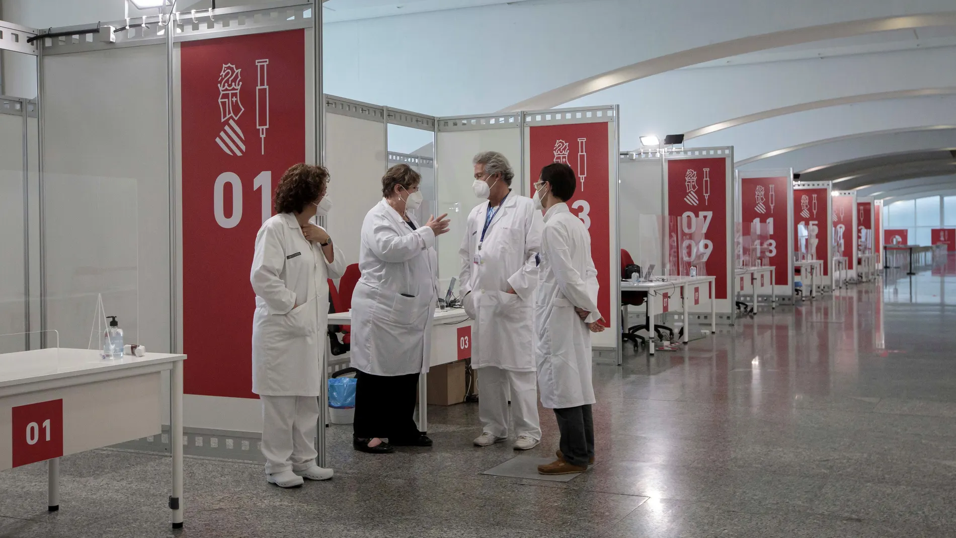 Varios sanitarios conversan en el punto de vacunación masiva de Valencia situado en la Ciudad de las Artes y las Ciencias.