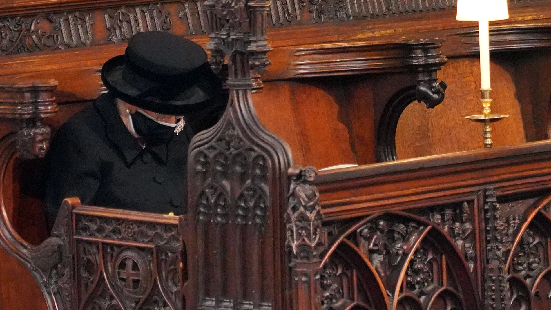 La reina Isabel II, sentada sola en la capilla del castillo de Windsor durante el funeral de su marido el pasado 17 de abril