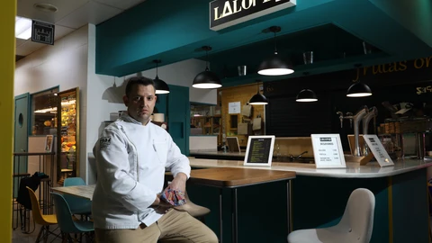 12/03/21 Madrid. Barrio Las LetrasChef del puesto LaLopez en el Mercado de San Antón.@Cipriano Pastrano