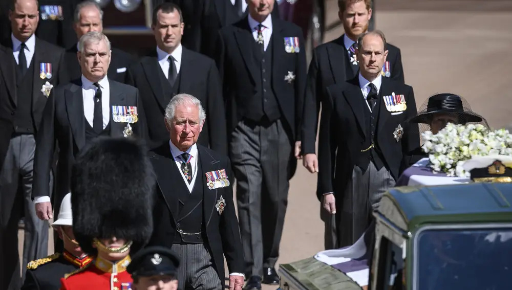 El distanciamiento entre el duque de Cambridge y el de Sussex fue evidente durante el cortejo fúnebre por Londres (Leon Neal/Pool via AP)