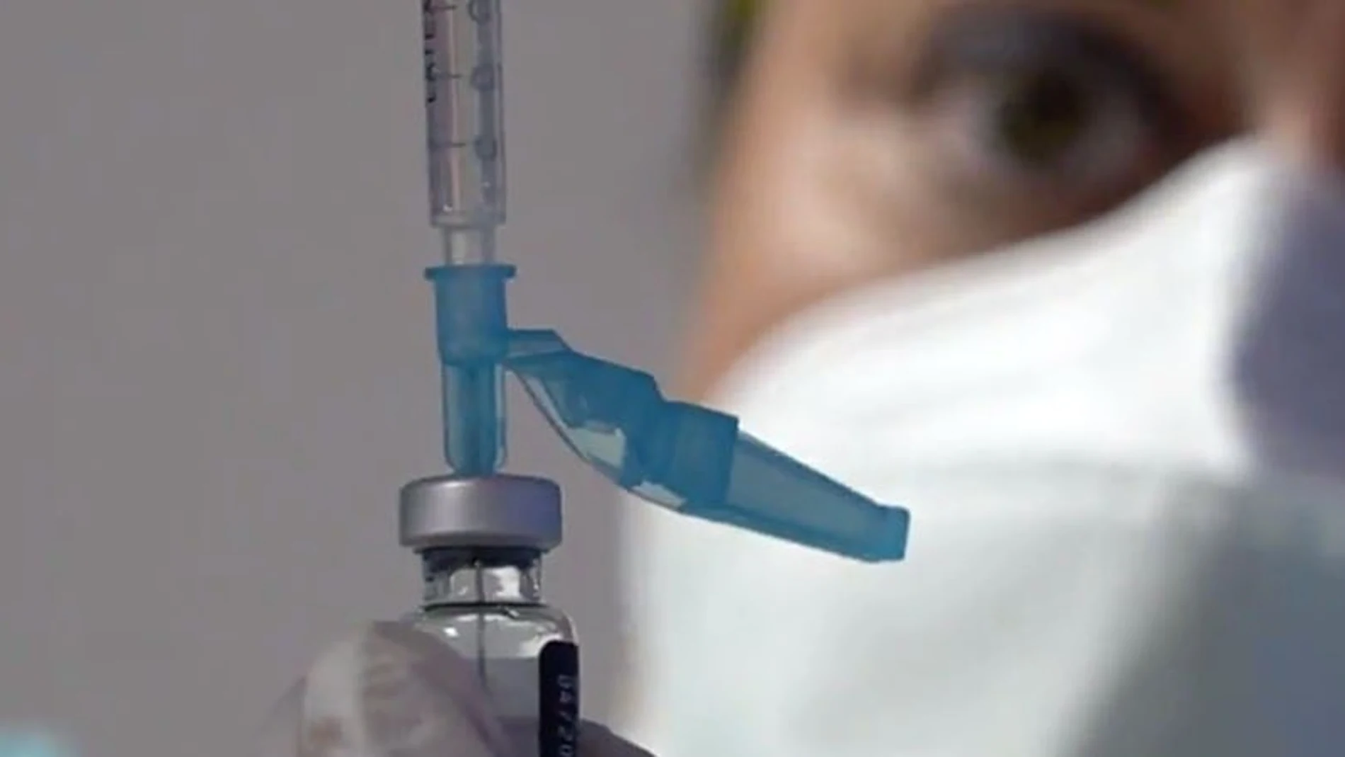 Enfermera preparando una dosis de la vacuna contra la Covid-19