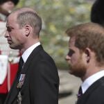 El príncipe William, junto a su hermano, Harry, en el funeral del príncipe Felipe de Edimburgo. (Gareth Fuller/Pool via AP)