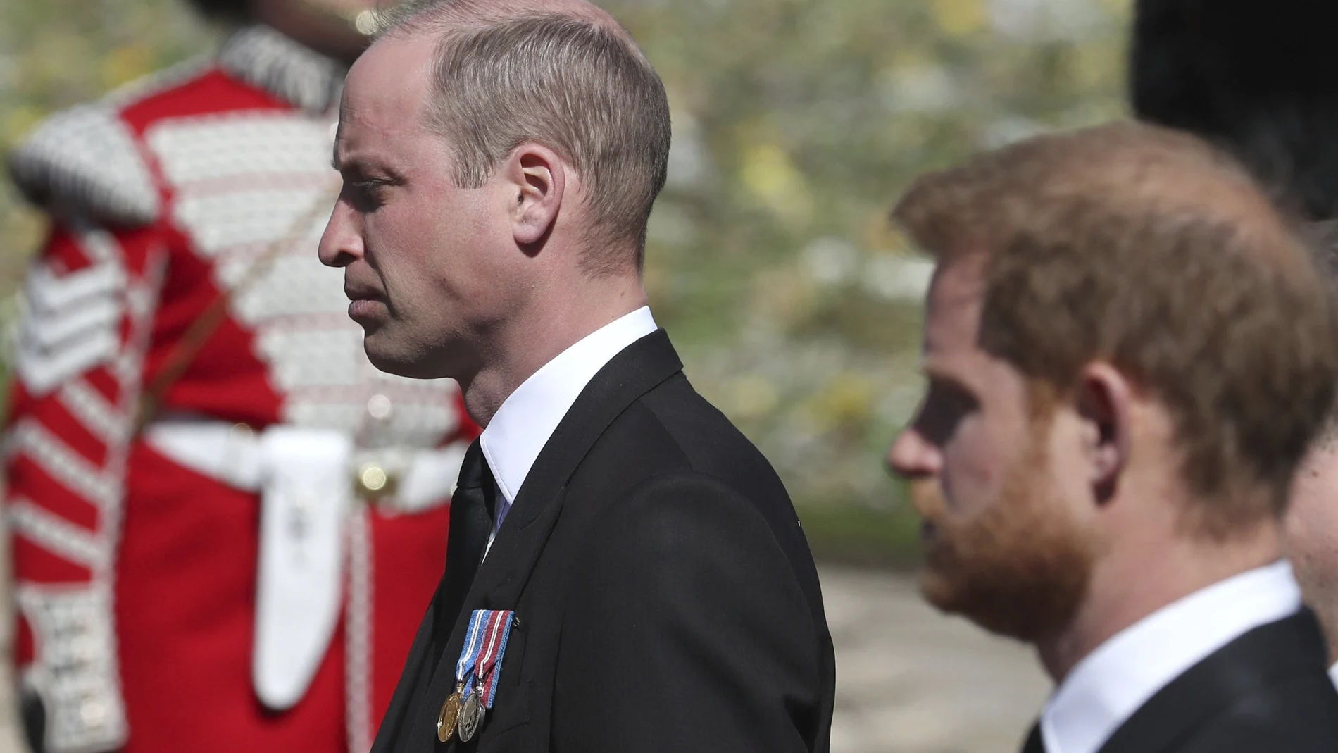 El príncipe William, junto a su hermano, Harry, en el funeral del príncipe Felipe de Edimburgo. (Gareth Fuller/Pool via AP)