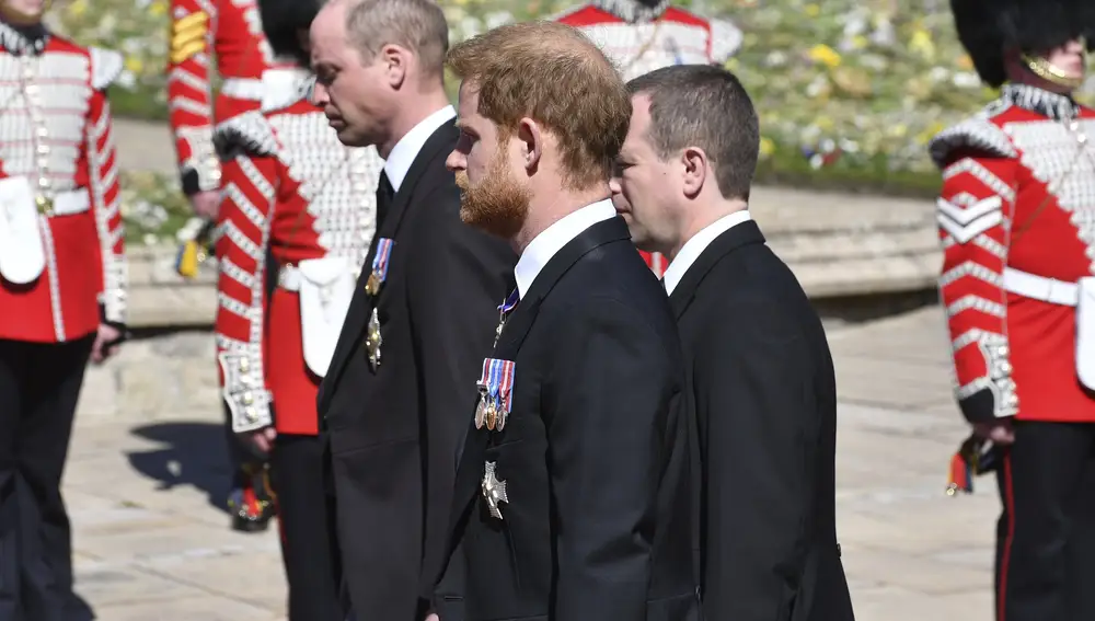 El príncipe William y Harry, durante el funeral por el fallecimiento del duque de Edimburgo. (Mark Large/Pool via AP)
