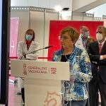 La consellera de Sanidad Universal y Salud Pública, Ana Barceló, comparece ante los medios en la visita al punto de vacunación masiva de València