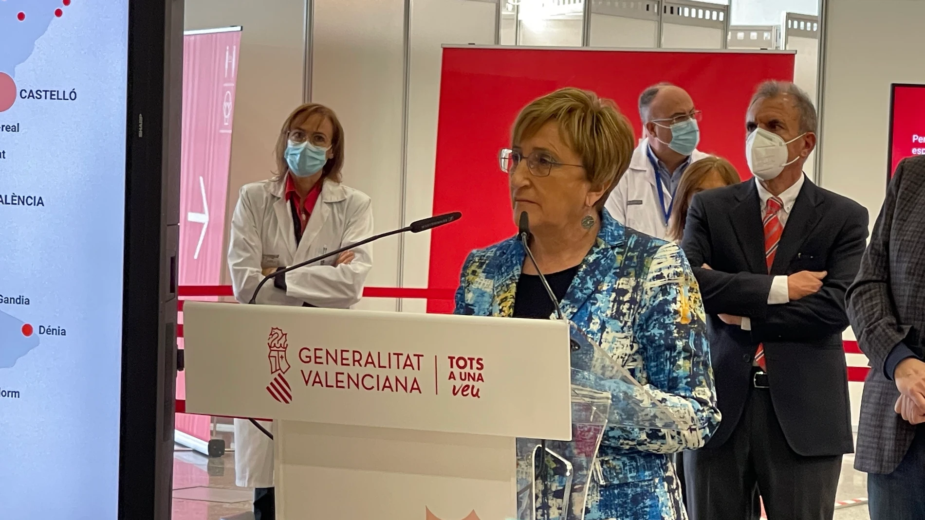 La consellera de Sanidad Universal y Salud Pública, Ana Barceló, comparece ante los medios en la visita al punto de vacunación masiva de València