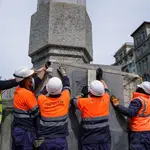 Barcelona retira el escudo de Juan Carlos I del obelisco de la plaza Cinc d&#39;OrosAJUNTAMENT DE BARCELONA17/04/2021