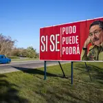 Un cartel propagandístico con la imagen de Raúl Castro que ha renunciado de sus cargos en el Partido Comunista cubano a pocas semanas de cumplir 90 años