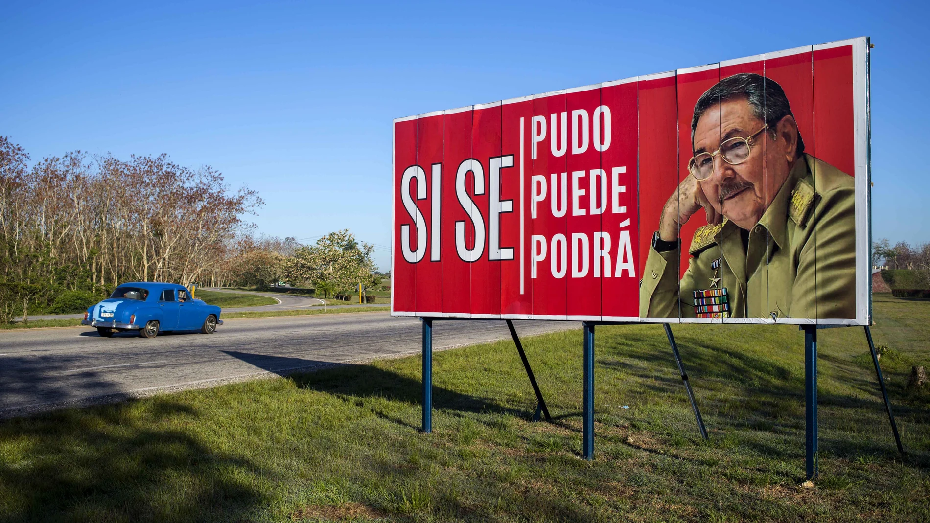 Un cartel propagandístico con la imagen de Raúl Castro que ha renunciado de sus cargos en el Partido Comunista cubano a pocas semanas de cumplir 90 años