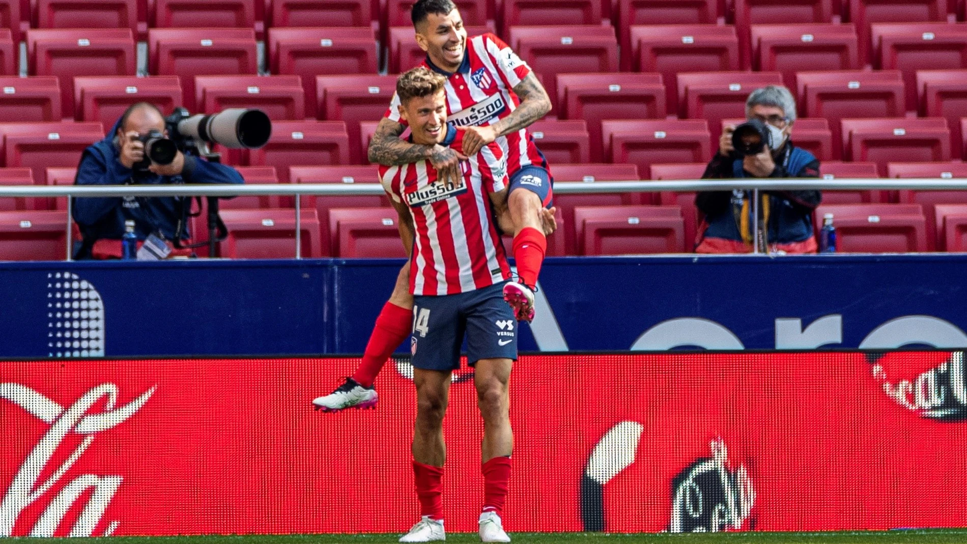 Correa se sube encima de Llorente para celebrar uno de los goles del Atlético