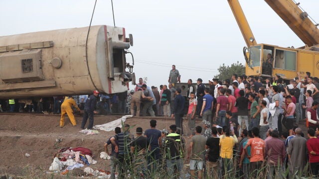 El vagón descarrillado este domingo a su paso por la localidad de Toukh (Egipto)