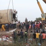 El vagón descarrillado este domingo a su paso por la localidad de Toukh (Egipto)