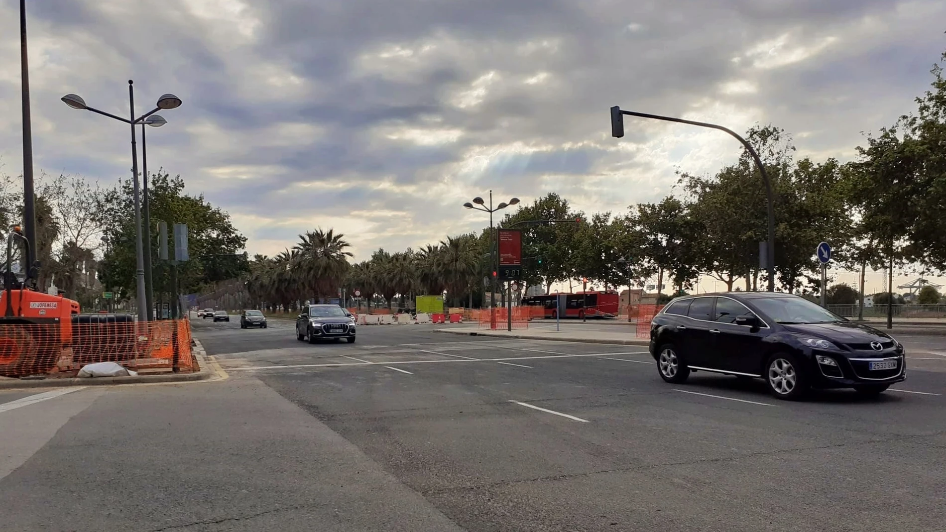 Instalación del carril de la Línea 10 de Metrovalencia en el cruce de la avenida Antonio Ferrandis con Amado Granell