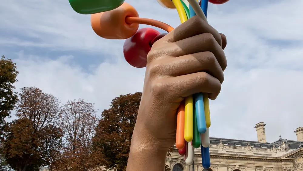Jeff Koons regaló a París «Ramo de tulipanes», escultura de 13 metros de altura, en homenaje a las víctimas del atentado yihadista de 2015