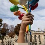Jeff Koons regaló a París «Ramo de tulipanes», escultura de 13 metros de altura, en homenaje a las víctimas del atentado yihadista de 2015