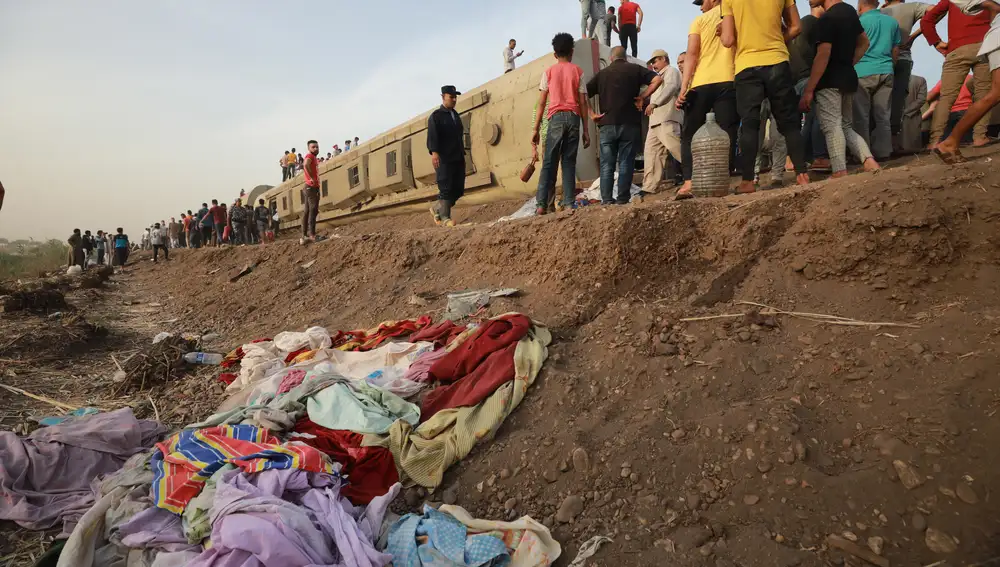 Al menos 11 muertos y cerca de 100 heridos tras descarrilar un tren en Egipto