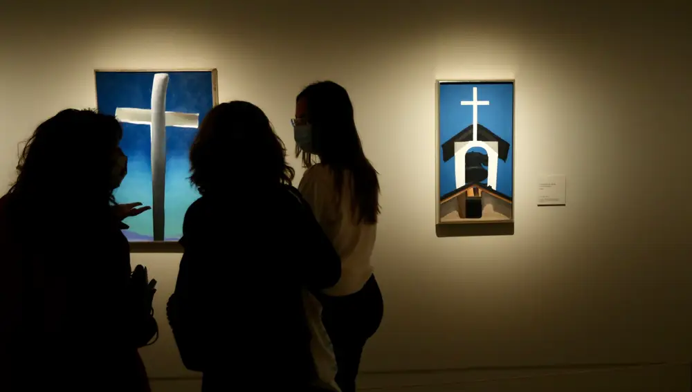 Las cruces penitentes que se encontró en Nuevo México también las llevó al lienzo