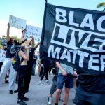 Decenas de manifestantes protestan por la muerte a tiros de Daunte Wright, en el centro de Miami, Florida, Estados Unidos