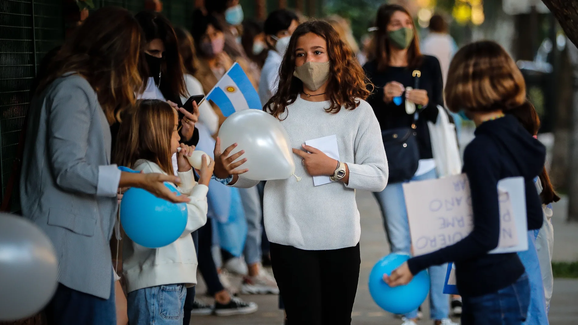 Un grupo de adres y alumnos en Buenos Aires en una manifestación