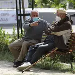 Imagen de unos jubilados en un parque de Madrid