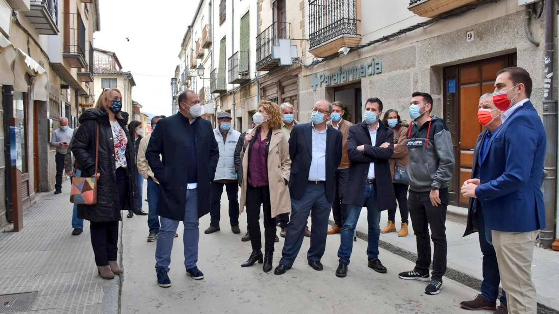 El secretario regional del PSOE, Luis Tudanca, visita la localidad abulense de El Barco de Ávila