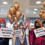 Sydney (Australia), 18/04/2021.- Drag queens welcome New Zealand travellers at Sydney International Airport, Sydney, Australia, 19 April 2021. From Sunday night, travellers from Australia were once again able to travel to New Zealand quarantine-free after more than a year of tight restrictions. (Nueva Zelanda) EFE/EPA/MICK TSIKAS AUSTRALIA AND NEW ZEALAND OUT