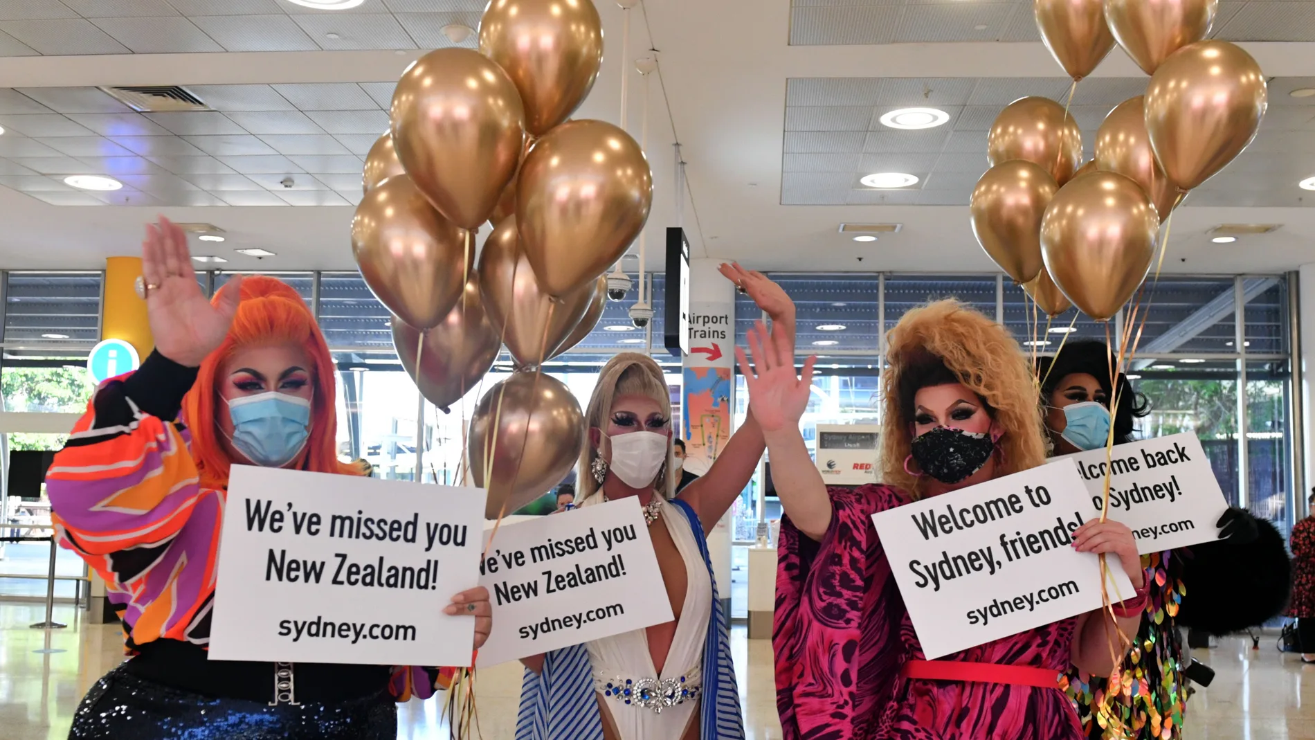 Sydney (Australia), 18/04/2021.- Drag queens welcome New Zealand travellers at Sydney International Airport, Sydney, Australia, 19 April 2021. From Sunday night, travellers from Australia were once again able to travel to New Zealand quarantine-free after more than a year of tight restrictions. (Nueva Zelanda) EFE/EPA/MICK TSIKAS AUSTRALIA AND NEW ZEALAND OUT