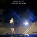  Filtran vídeo de un espectacular tiroteo en Georgia: un hombre dispara a bocajarro contra tres policías con un AK-47