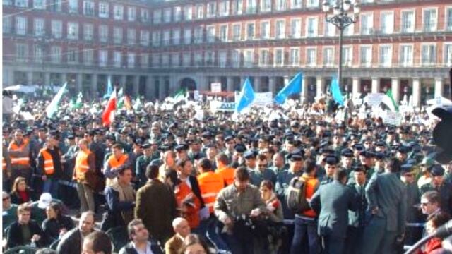 Concentración de guardias civiles organizada por AUGC en la Plaza Mayor en 2007