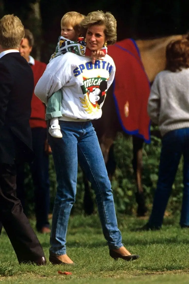 Lady Di con sudadera y vaqueros