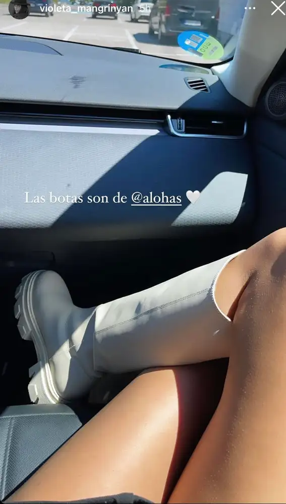 Violeta Mangriñán con las botas blancas 'made in spain' y rebajadas.