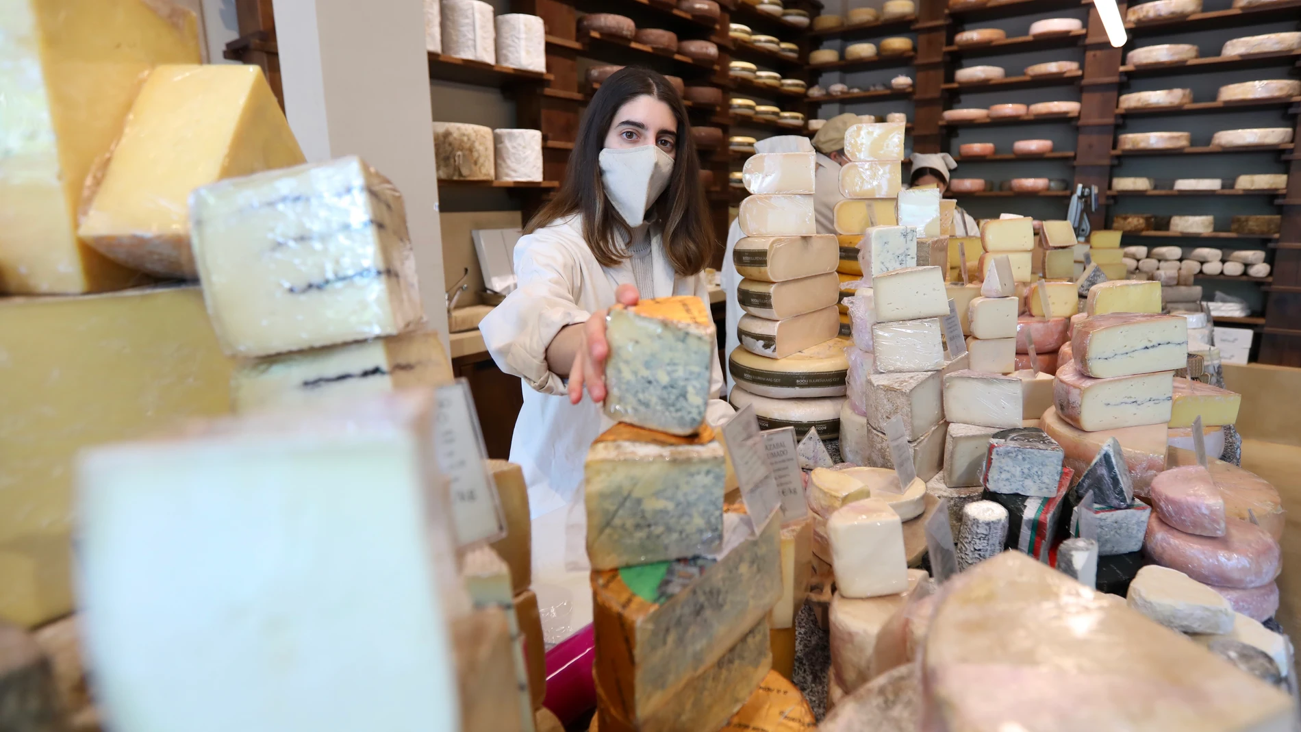 Clara Díez esta al frente de la Formaje, la tienda referente del mundo del queso en Madrid
