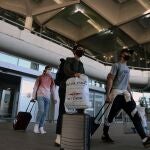 Varios turistas llegan al aeropuerto de Málaga
